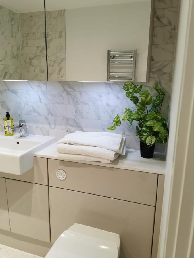 Comfy 1 Bed Studio 1 Minute From Train Station Lejlighed London Eksteriør billede