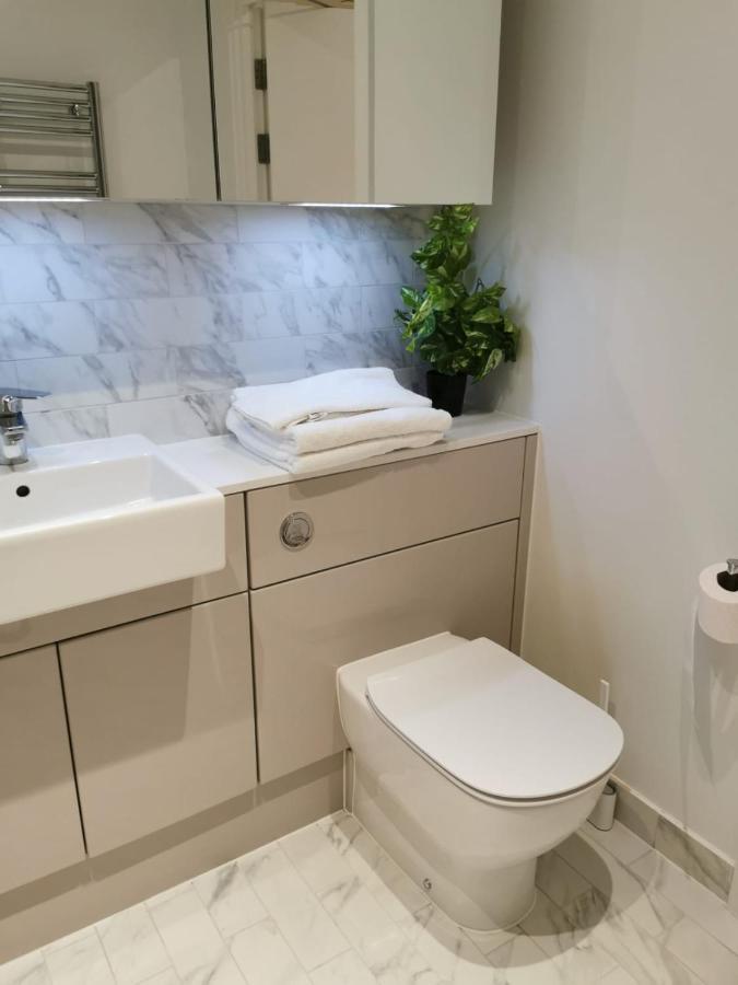 Comfy 1 Bed Studio 1 Minute From Train Station Lejlighed London Eksteriør billede